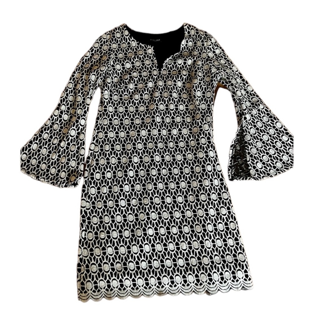 Dress barn B&W dress. Sz  small!‎ Scalloped bottom & cute bell sleeve with slit.